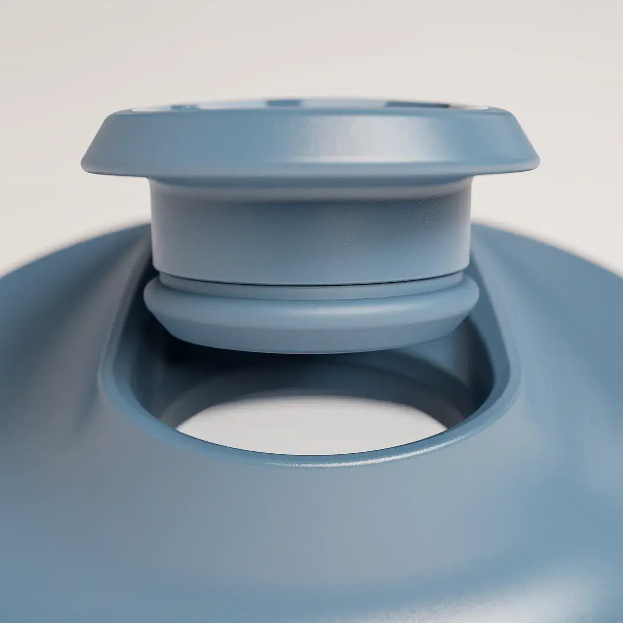 intelligent-cordless-portable-blender-l0 ICB_bottleAssembly_midnightBlue_2_2_MPCloop_edit.webp
