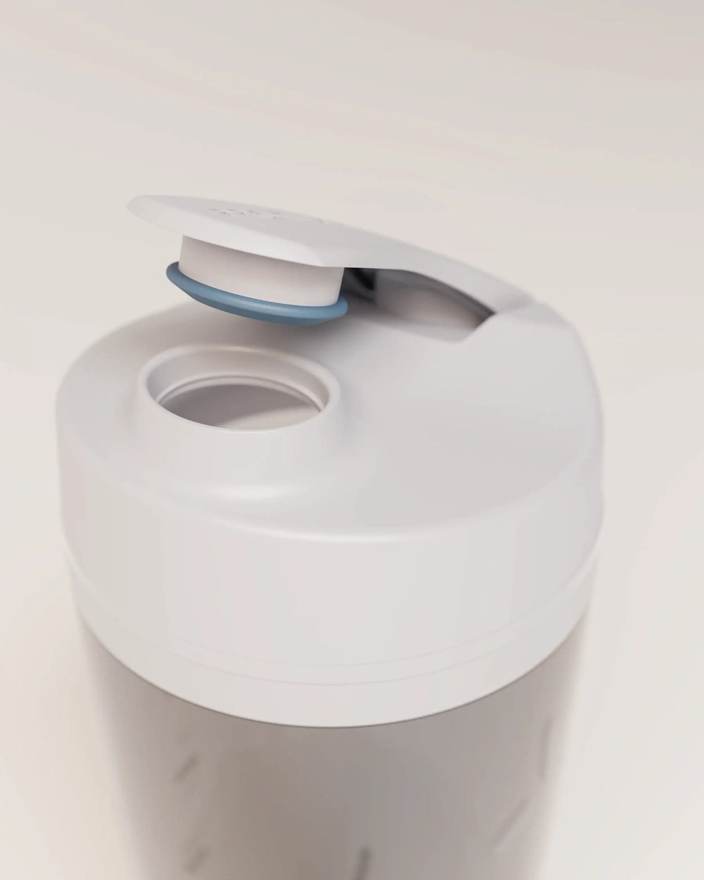 electric-shaker-bottle-z9 VM_LiPo_3.7-700_v1_coolGray_4x5_noNUTRiPOD_2_4_highInsert_EDIT.png