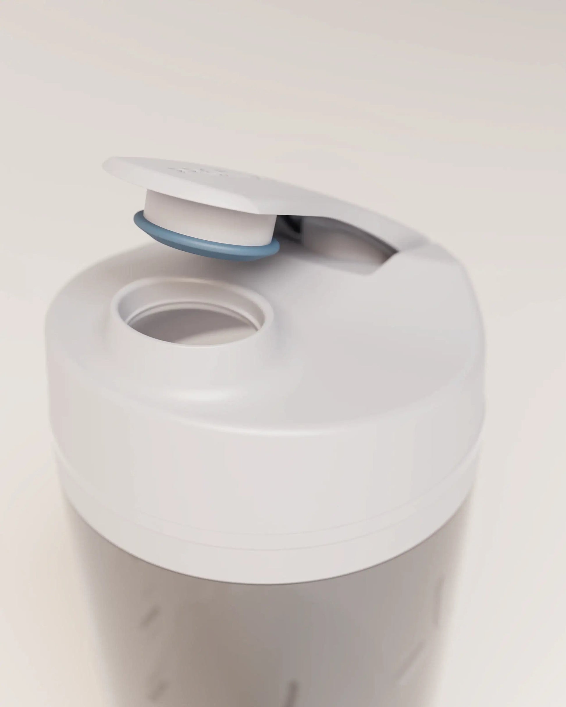 electric-shaker-bottle-z9 VM_LiPo_3.7-700_v1_coolGray_4x5_noNUTRiPOD_2_4_highInsert_EDIT.png